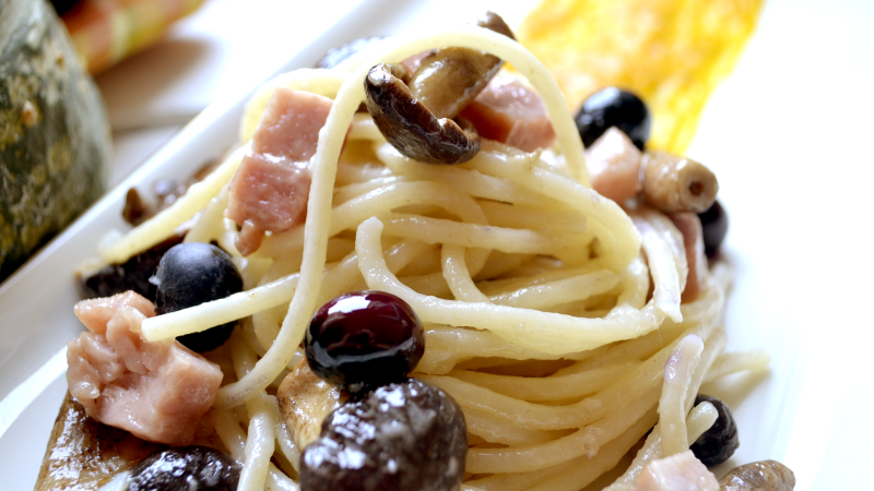 SPAGHETTI AI FUNGHI E MIRTILLI  SU CREMA DI ZUCCA
