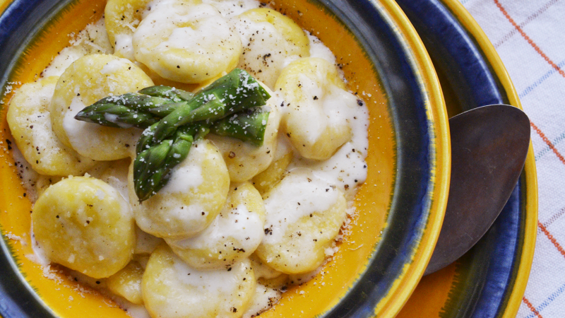GNOCCHI DI PANE CON SALSA AL TALEGGIO E ASPARAGI
