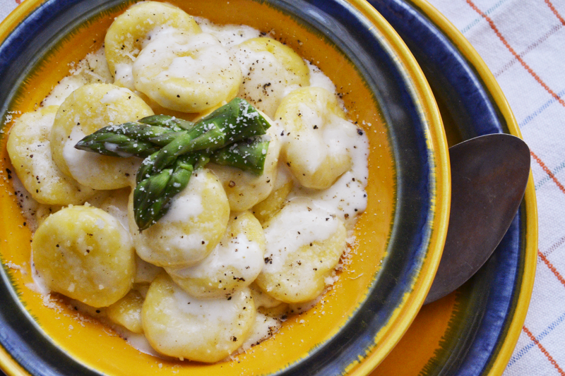 GNOCCHI DI PANE CON SALSA AL TALEGGIO E ASPARAGI