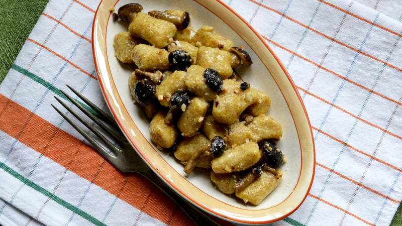 GNOCCHI DI PATATE CON FARINA INTEGRALE, FUNGHI E NOCCIOLE