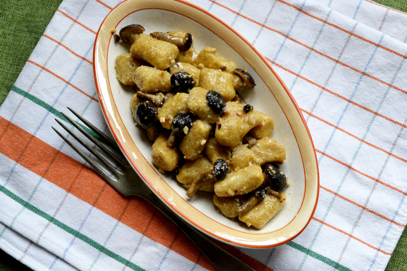 GNOCCHI DI PATATE CON FARINA INTEGRALE, FUNGHI E NOCCIOLE