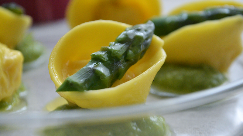 RAVIOLI AL SALMONE, PROFUMO DI ZENZERO E SALSA AGLI ASPARAGI
