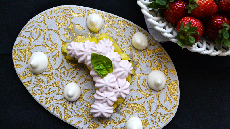 MOUSSE ALLE FRAGOLE CON TARTARE DI ANANAS  E GANACHE AL BASILICO