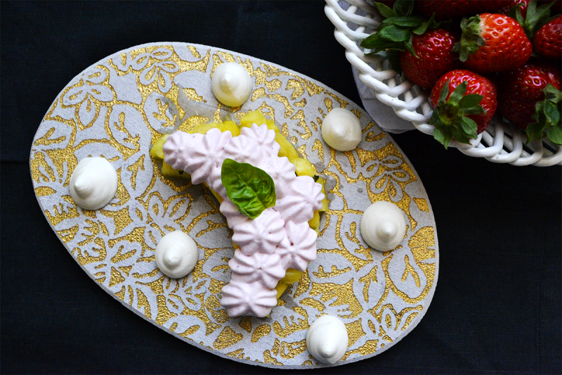 MOUSSE ALLE FRAGOLE CON TARTARE DI ANANAS  E GANACHE AL BASILICO