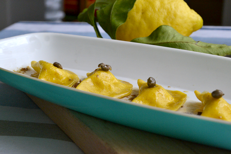 RAVIOLI I AL LIMONE CON SALSA ALL’ACCIUGA E CAPPERI