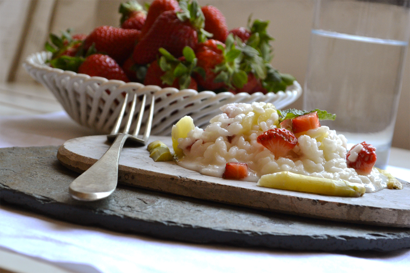 RISOTTO MANTECATO CON ROBIOLA, FRAGOLE E ASPARAGI