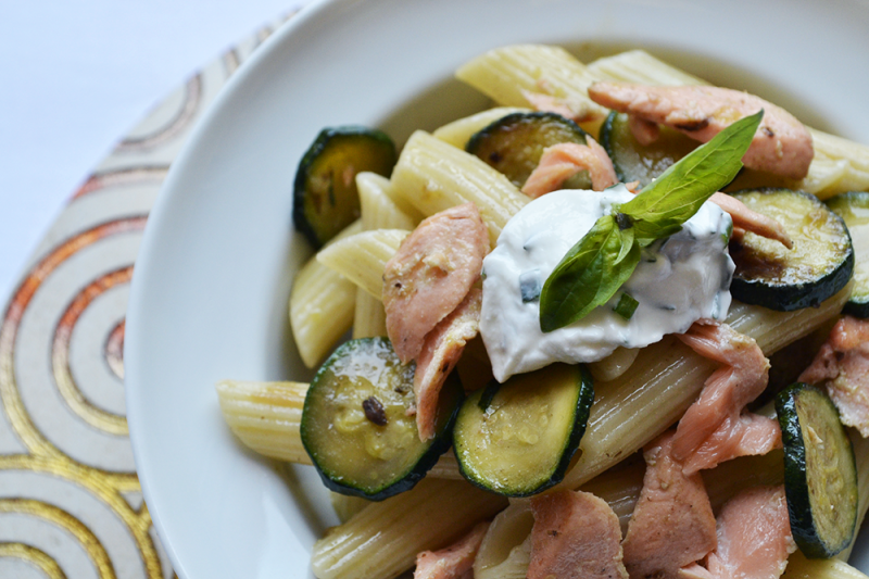INSALATA DI PASTA CON ZUCCHINE, SALMONE E SALSA ALLO YOGURT ...