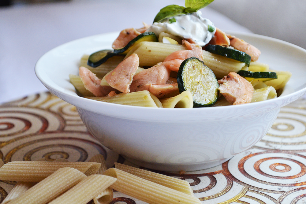 INSALATA DI PASTA CON ZUCCHINE, SALMONE E SALSA ALLO YOGURT ...